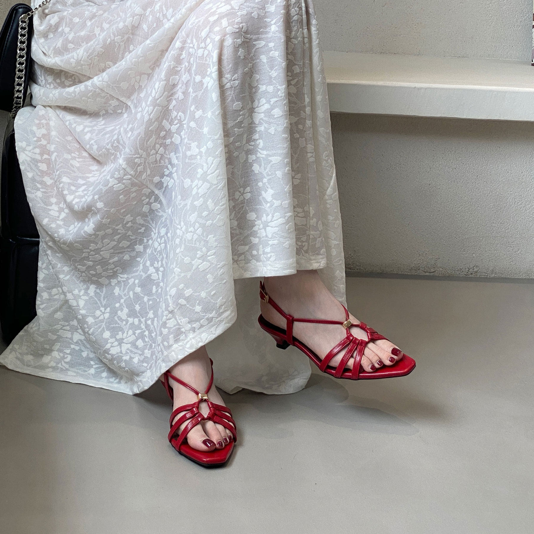 女夏优雅红绑带低跟小方头凉鞋