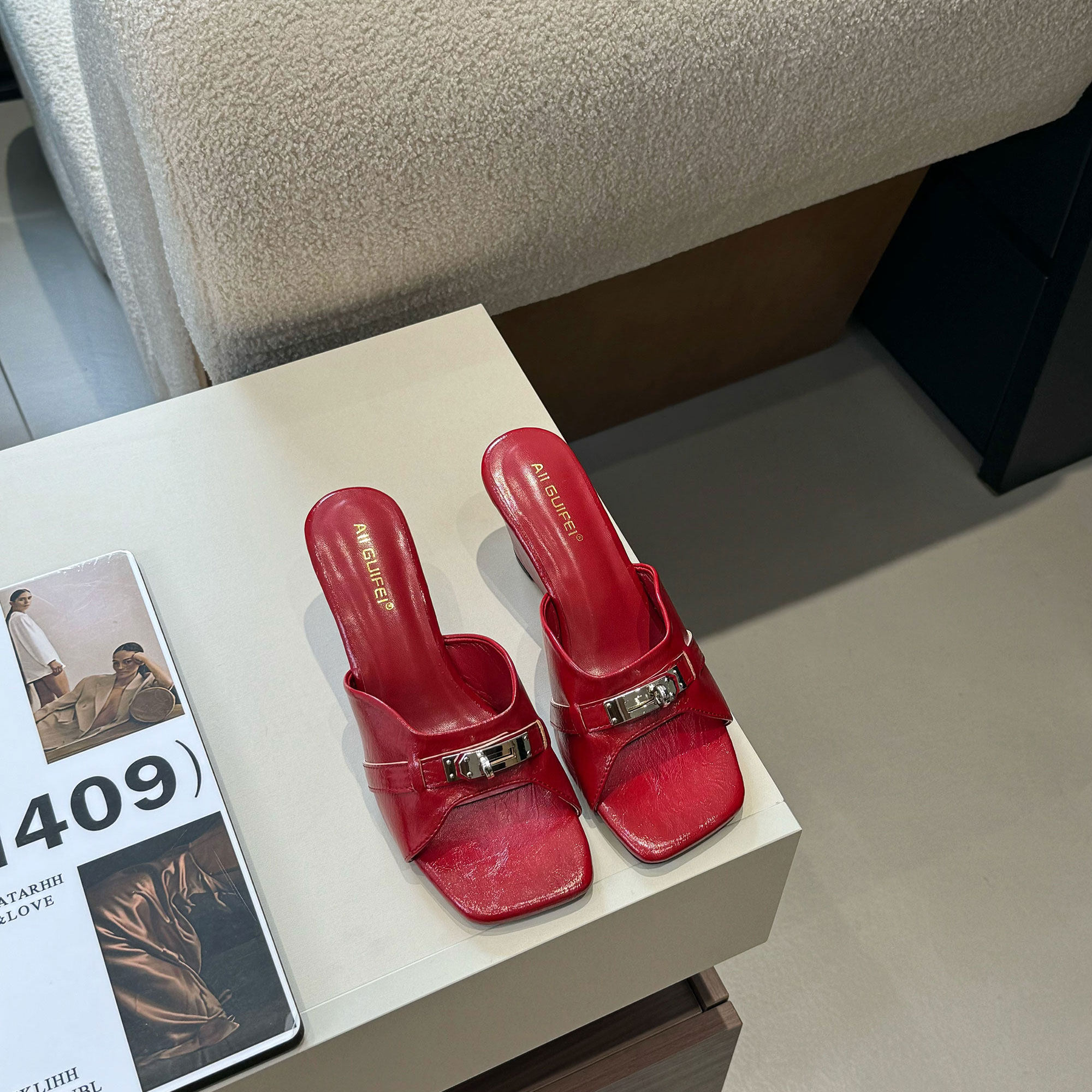 高级感优雅风红色金属扣带方头凉鞋女中跟时尚百搭夏季新款外穿鞋