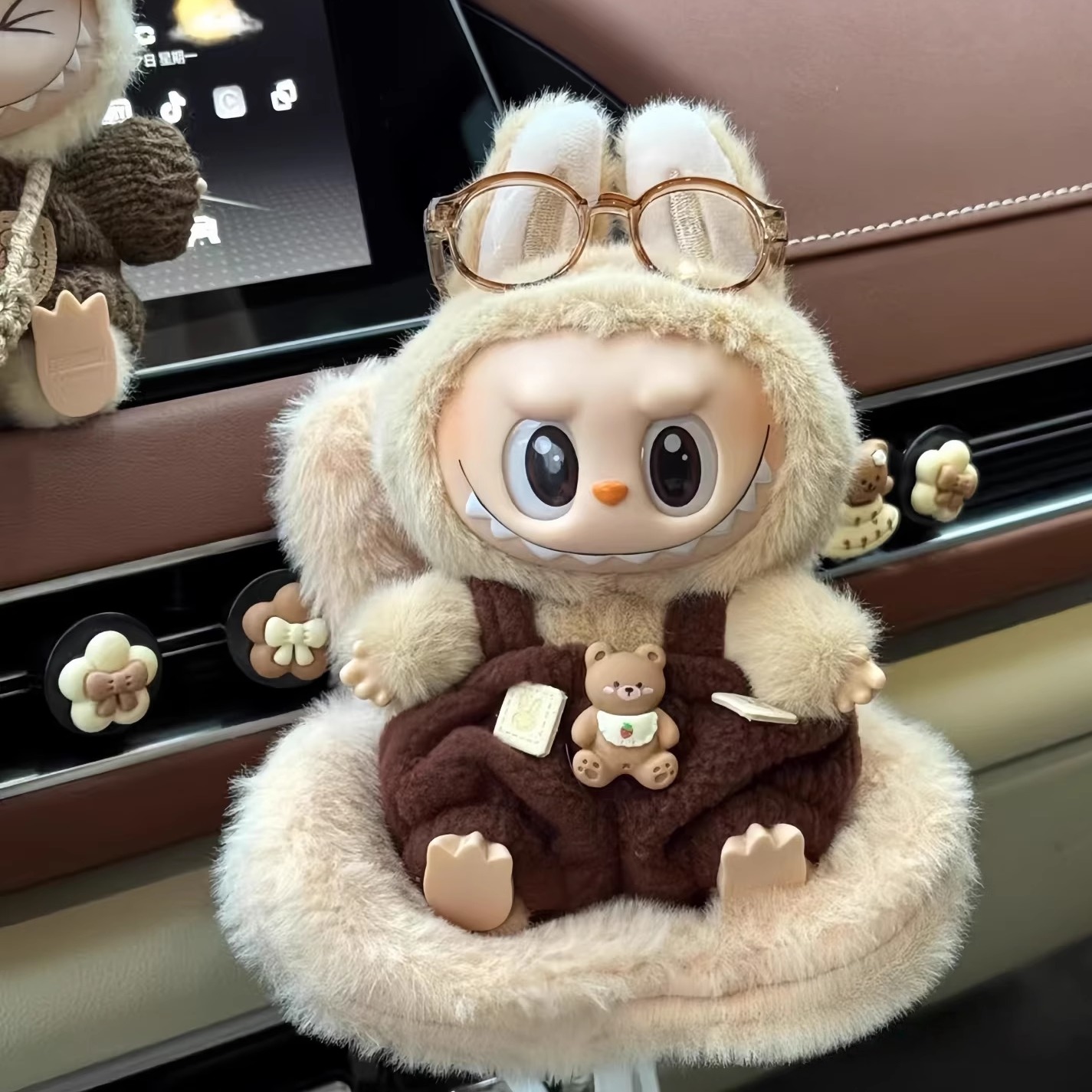 适用拉布布安全座椅labubu泡泡玛特摆件出风口三代娃娃车载座椅