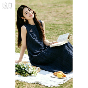 晚白送胸针无袖裙2026夏新款竖条纹纸片人显瘦宽松梨形友好连衣裙