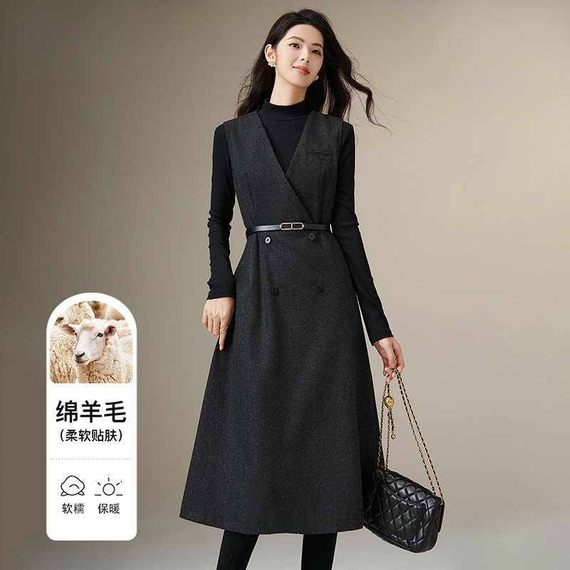 晚白V领绵羊毛无袖连衣裙