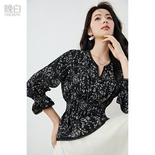 晚白复古法式盘花小V领碎花上衣2026春褶皱收腰显瘦花边袖衬衫女