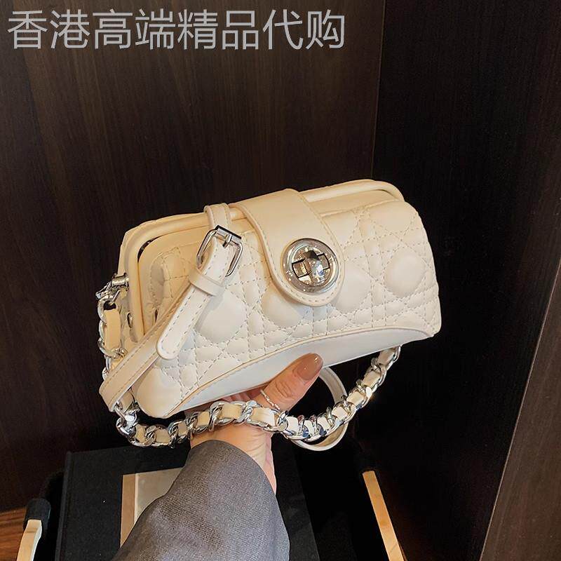 2025新款英伦风女式斜挎包通勤用高端小包包二层牛皮设计