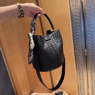 法国MK编织水桶包女2025新款高级感真皮手提包洋派百搭单肩斜挎包