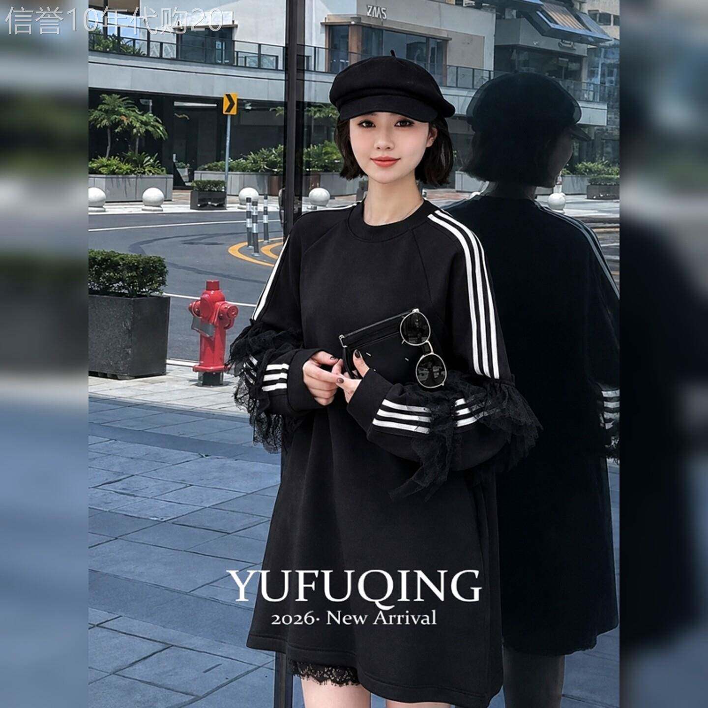 黑色连衣裙女款2026新款秋季长袖宽松休闲运动风拼接蕾丝减龄短裙