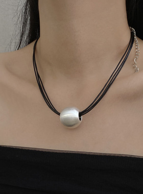 复古金属拉丝圆球颈链黑色多层皮绳choker项圈轻奢高级感锁骨链潮