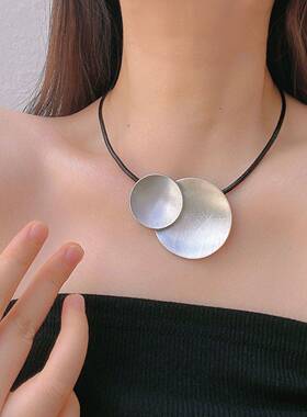ins风几何圆形拉丝片黑色皮绳项链冷淡风气质荷叶吊坠锁骨链颈链