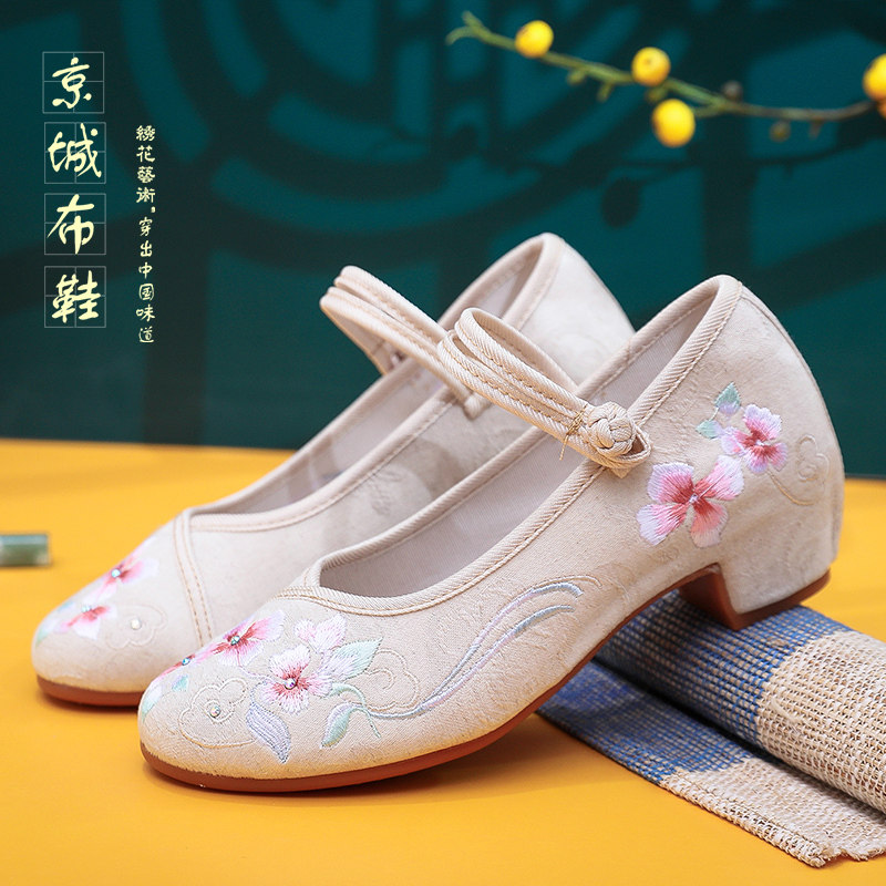 新款绣花鞋女中跟搭配汉服鞋春秋图片