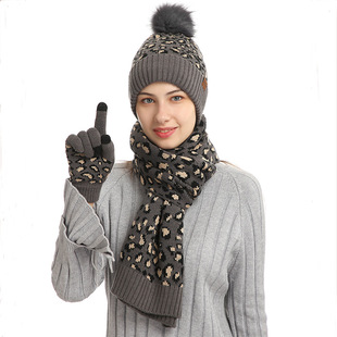毛线帽子围巾手套Three piece set of woolen hat scarf gloves
