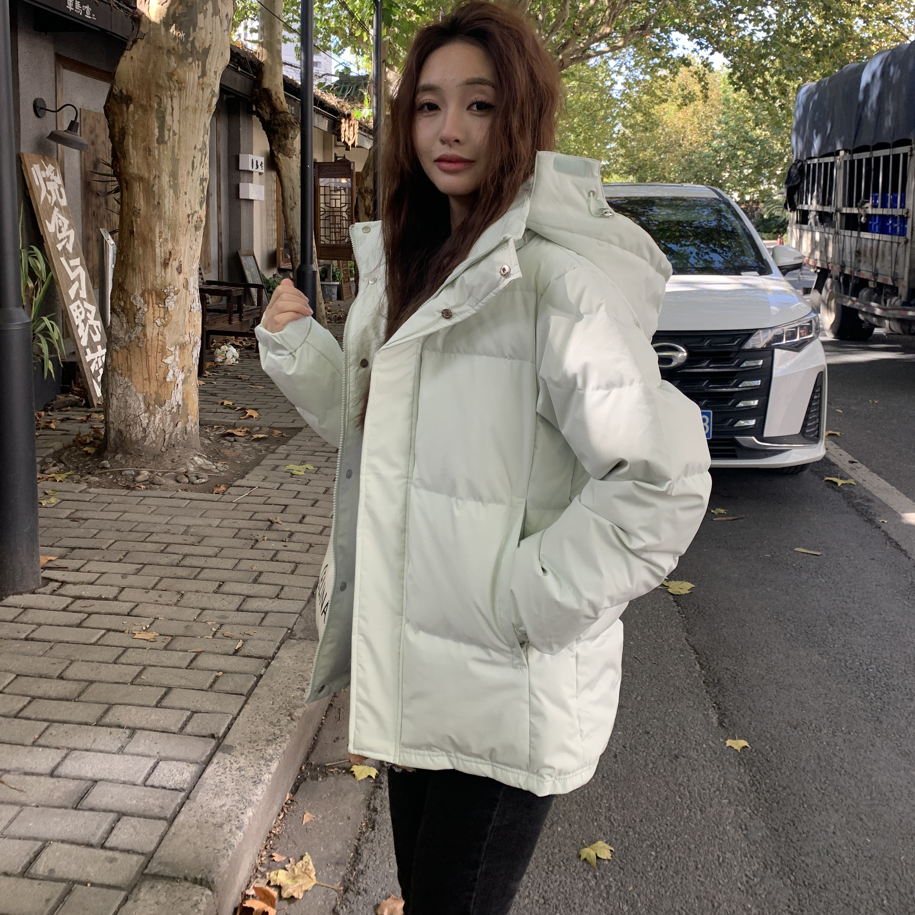 鹿时芊羽冬季加厚短款连帽羽绒服