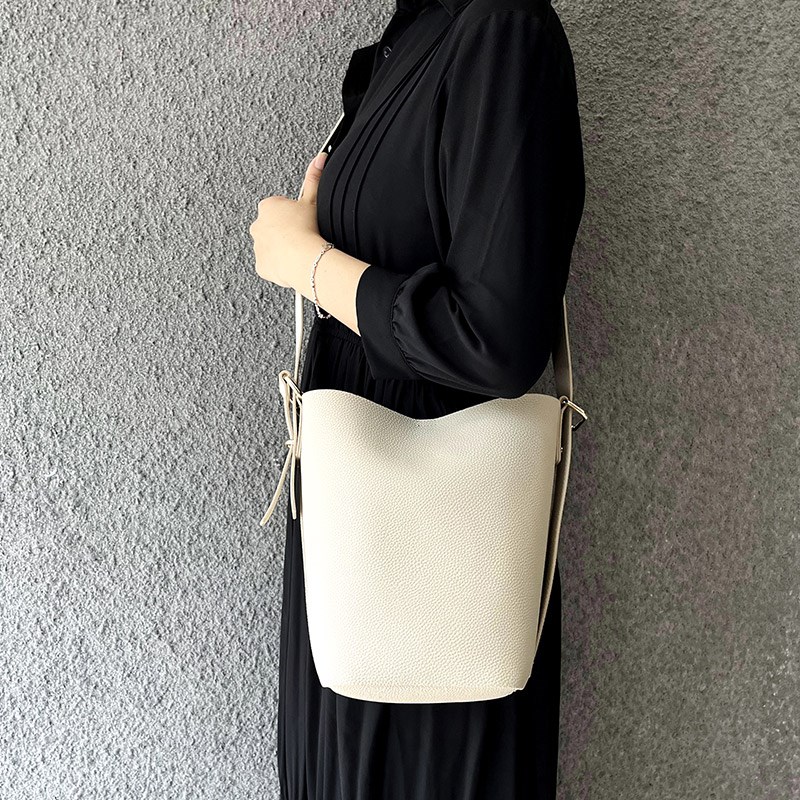 2024夏季新款小众设计斜挎包简约百搭流浪包真皮纯色单肩水桶包女