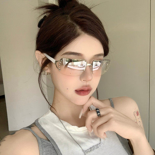 复古辣妹风y2k墨镜女拍照凹造型