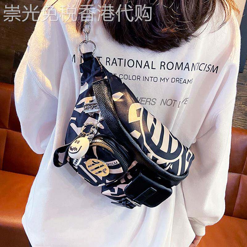 轻奢女包2026新款时尚轻便机车包斜挎包休闲韩版腰包潮牌印花胸包
