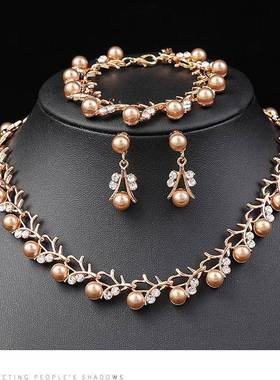 Pearl necklace and earrings set of three pieces珍珠项链耳环