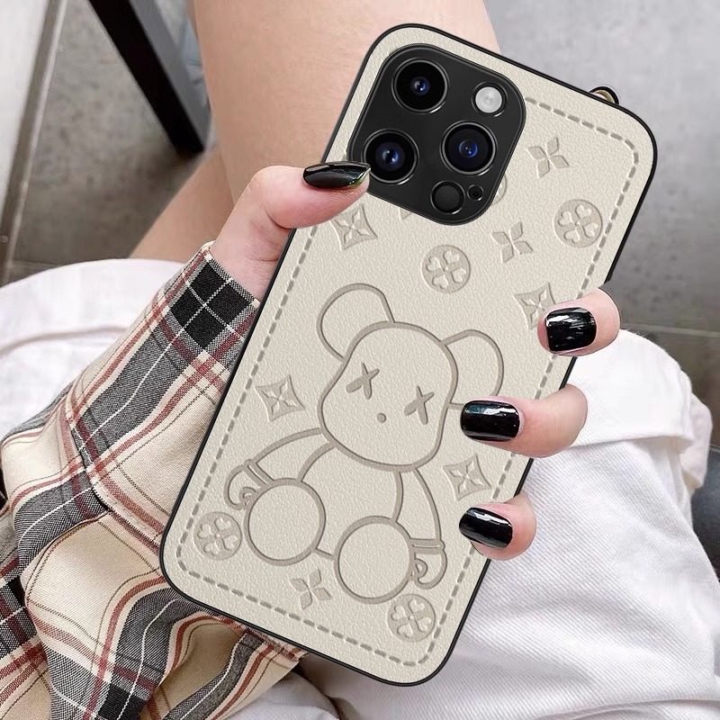 米色潮牌熊适用iphone15手机壳苹果14promax新款网红13mini情侣12女11男xsmax玻璃xr防摔se3外78plus保护套6s