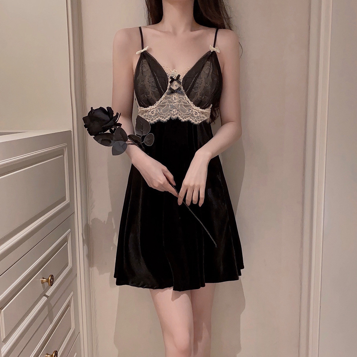 金丝绒性感睡衣女秋冬季新款纯欲风吊带胸垫睡裙宫廷风法式家居服