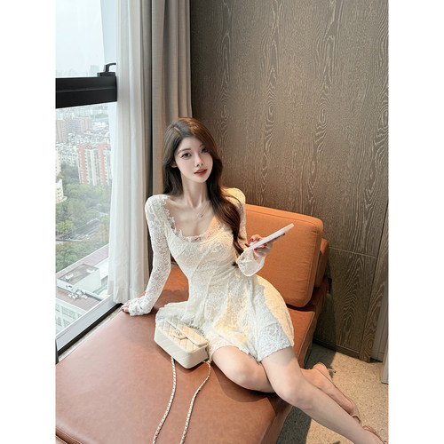 JustQin【lace白栀子】2025秋冬新款蕾丝拼接性感收腰连衣裙女