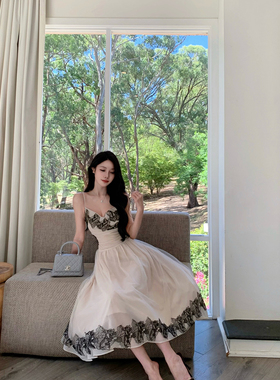 JustQin【莉莉安庄园】2026新春装性感花边吊带连衣裙女收腰长裙