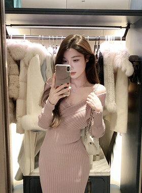JustQin【人间梦露】25秋冬新款性感毛衣裙收腰修身针织连衣裙女