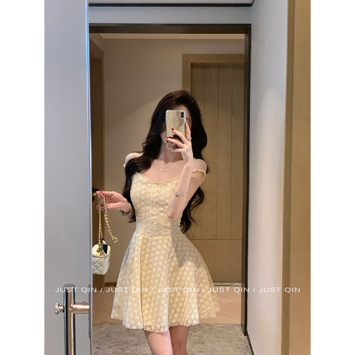 JustQin【My beauyt】2026新款气质收腰花纹镂空短款连衣裙女秋季
