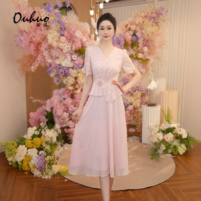 粉色蕾丝大方独特漂亮连衣裙