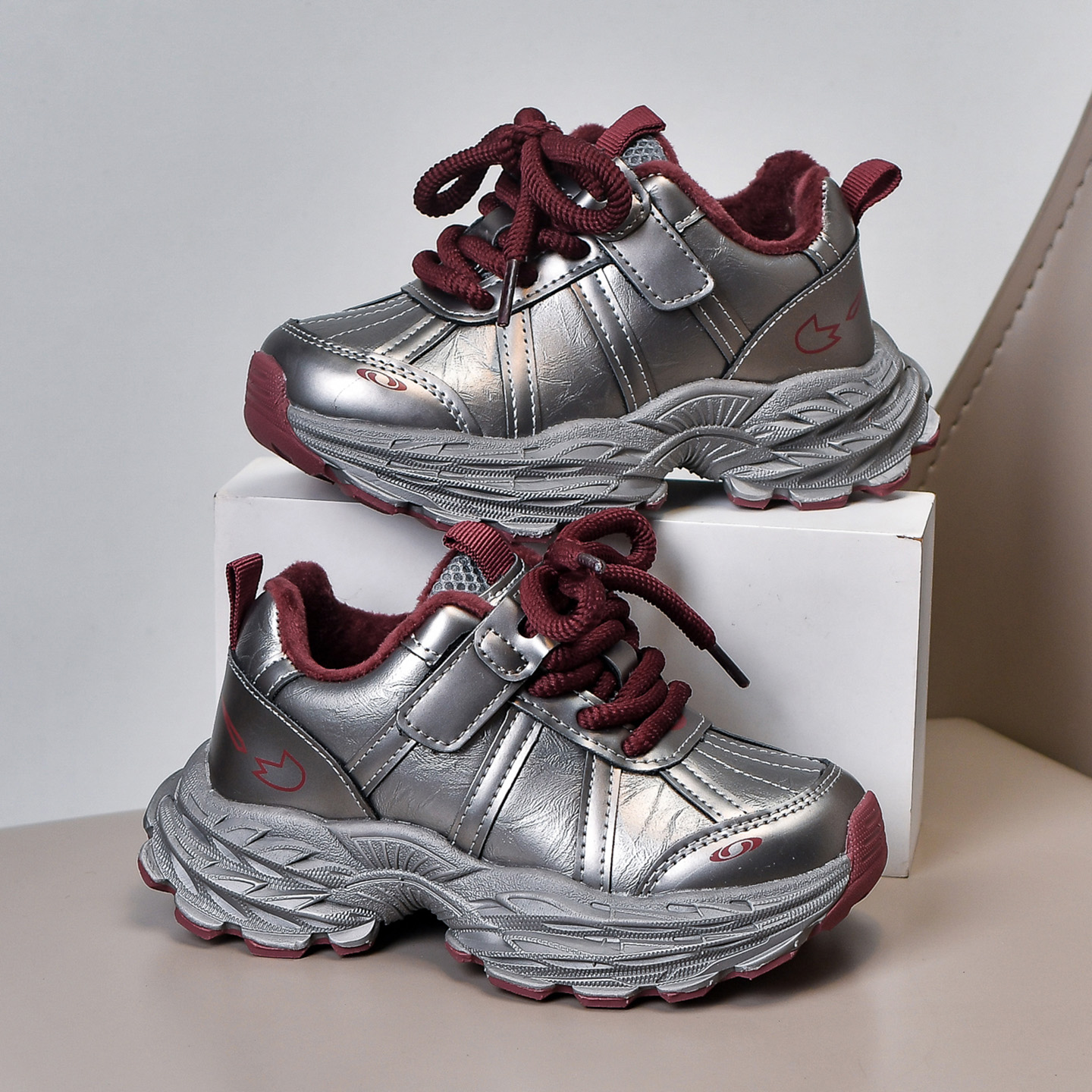 2025童银红加绒老爹魔贴金属潮鞋