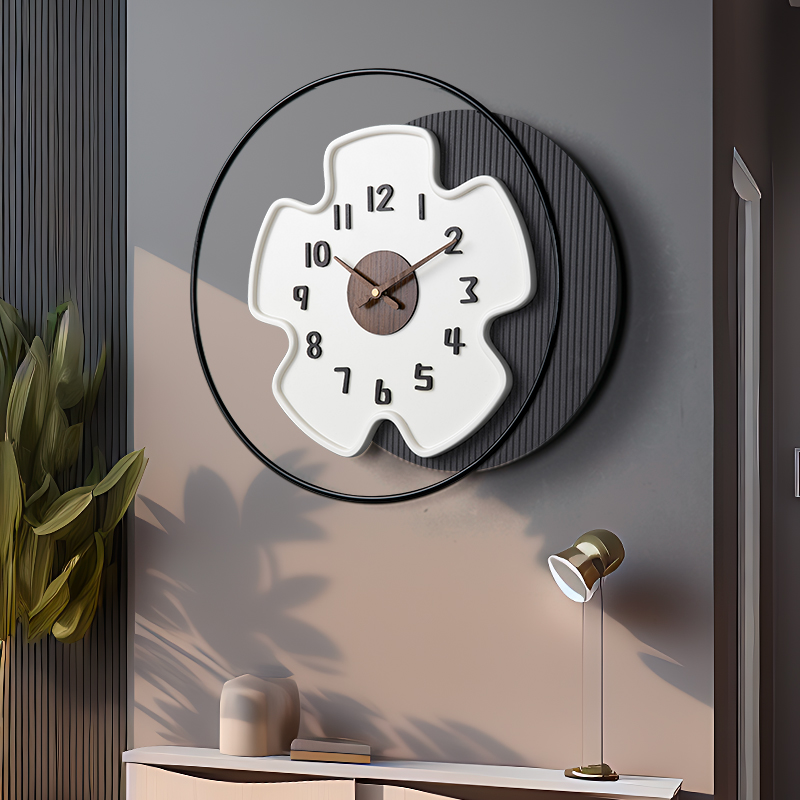 奶油风客厅挂钟2024新款网红创意钟表简约现代艺术时钟挂墙免打孔
