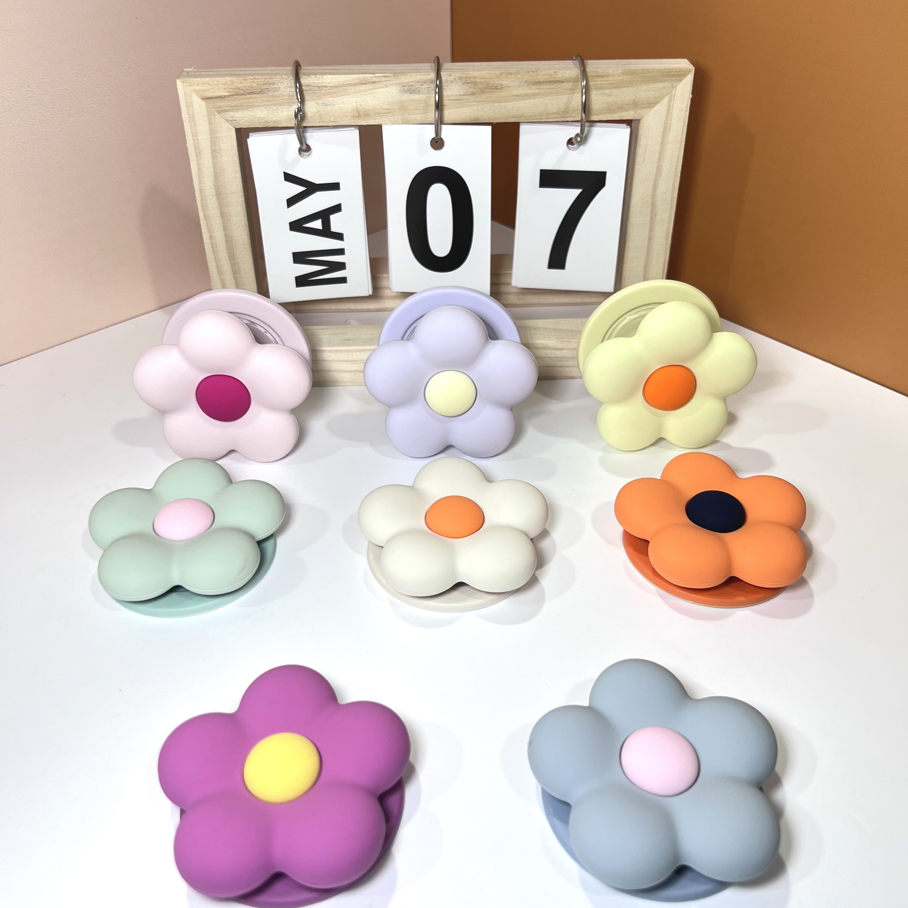 立体硅胶花朵磁吸气囊支架手机通用magsafe强磁吸附液态硅胶磁吸支架纯色可伸缩手持支架苹果安卓追剧神器