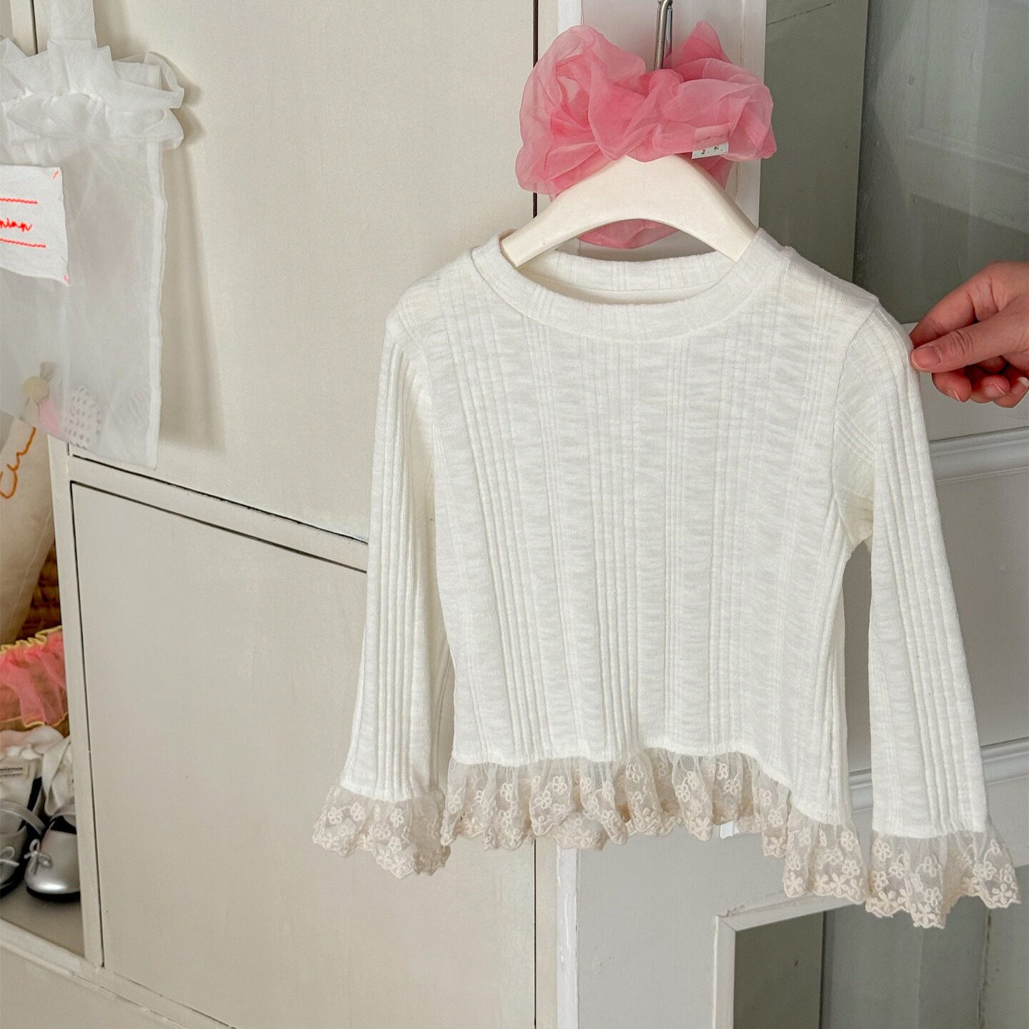 女童T恤2026年春季新品韩版高级洋气蕾丝裙摆坑条女童长袖上衣