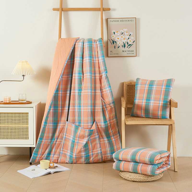 新款直销新款quan棉水洗棉简约格子抱枕被 办公午睡两用二合一靠