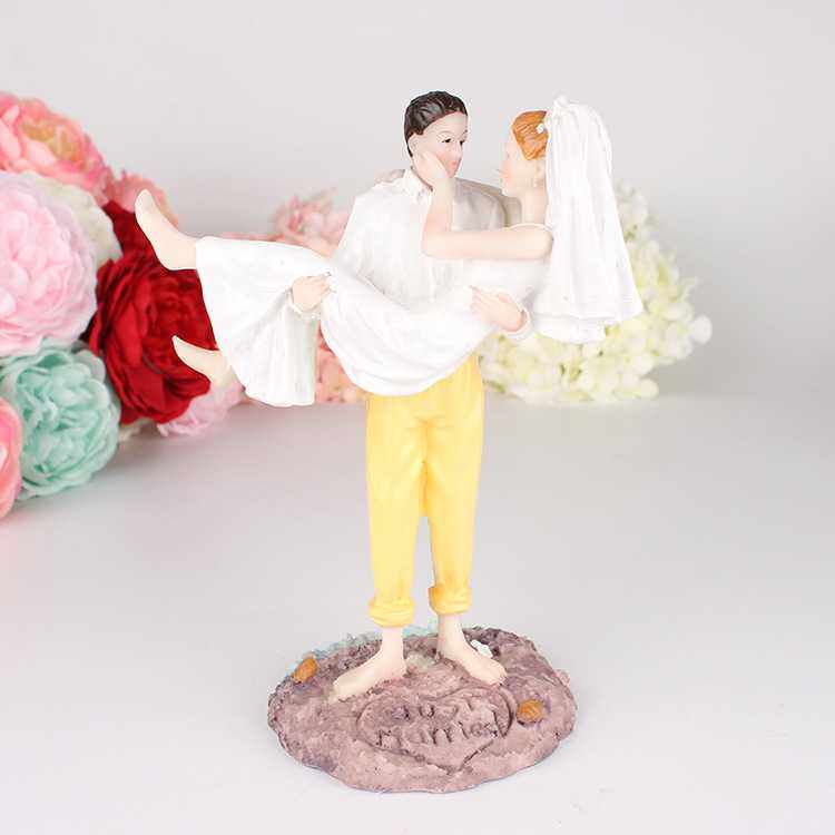 新款直销创意礼品摆设 新郎新娘人偶树脂工艺海滩婚礼新郎抱新娘