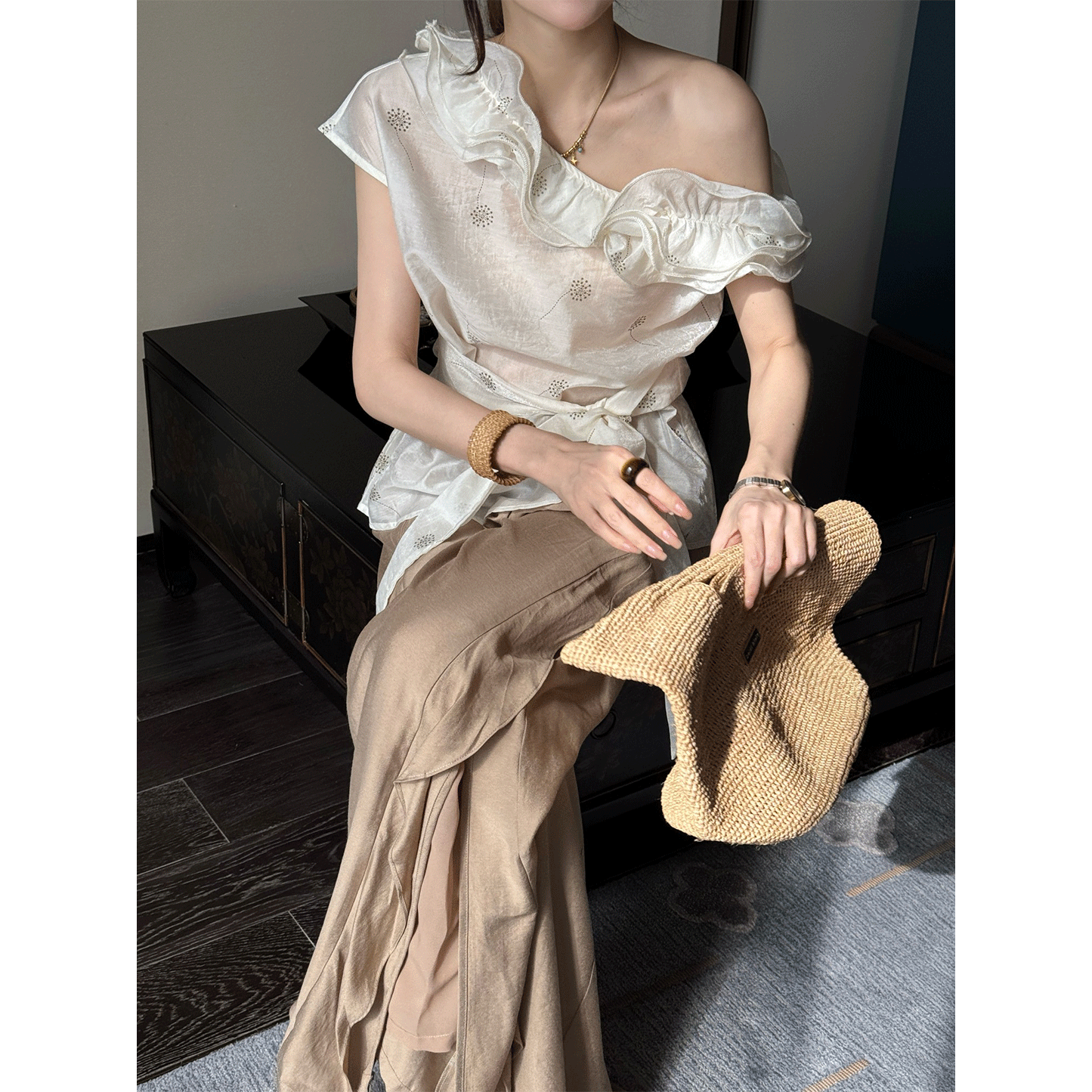 现货芝芝【月光涟漪】飘带系结荷叶领流光度假缎光露肩醋酸上衣