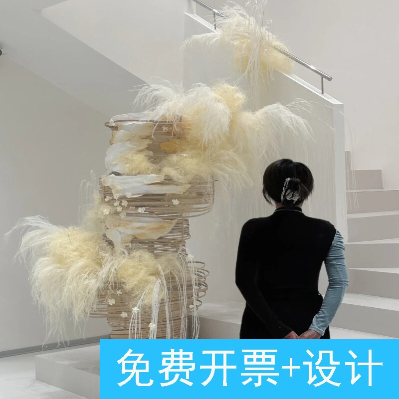 店铺橱窗白色系永生花竹排装置秋日仿真龙须草柳条楼梯空间艺术美