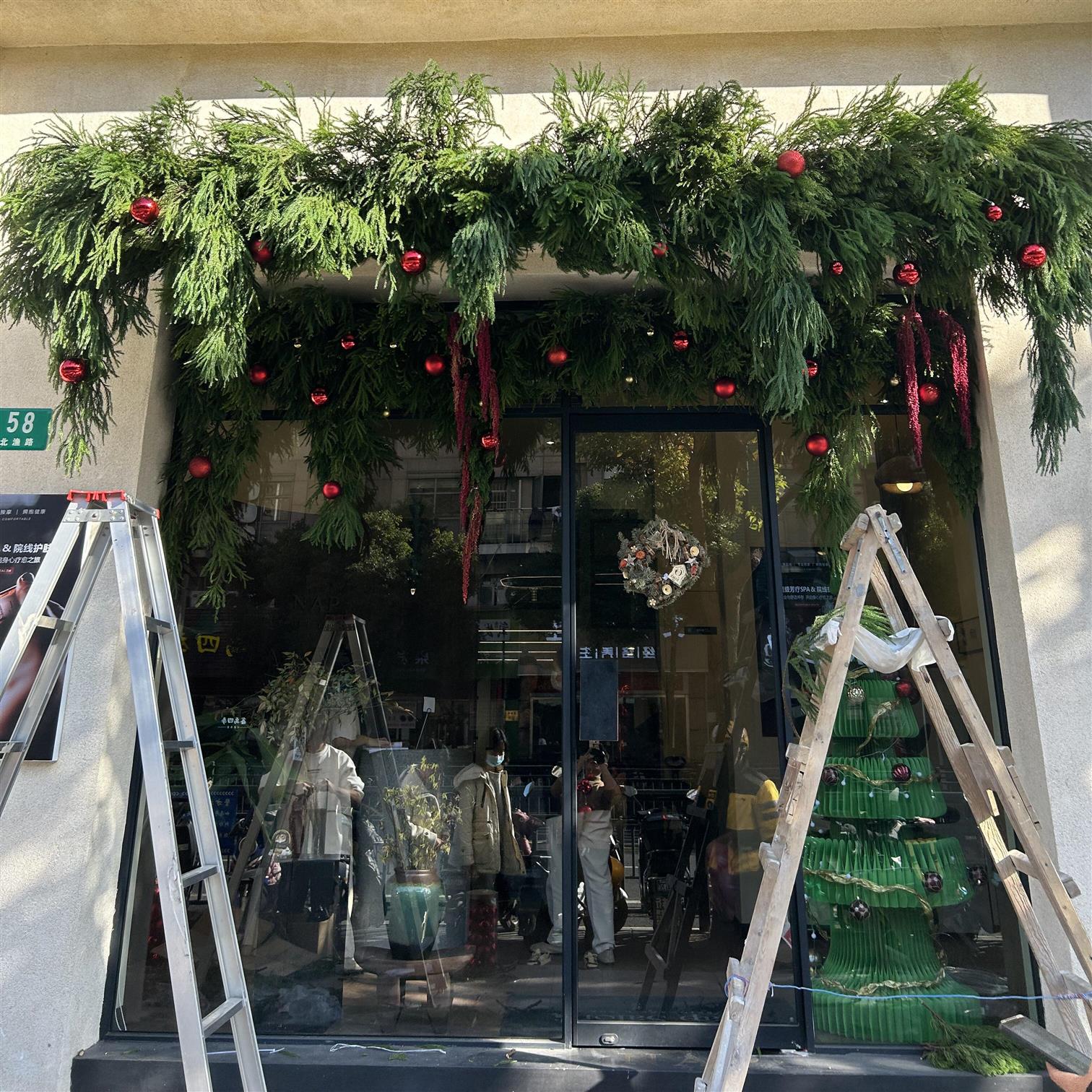 圣诞节场景布置门店门头挂饰装饰品创意天竺少女摆件松枝绿色