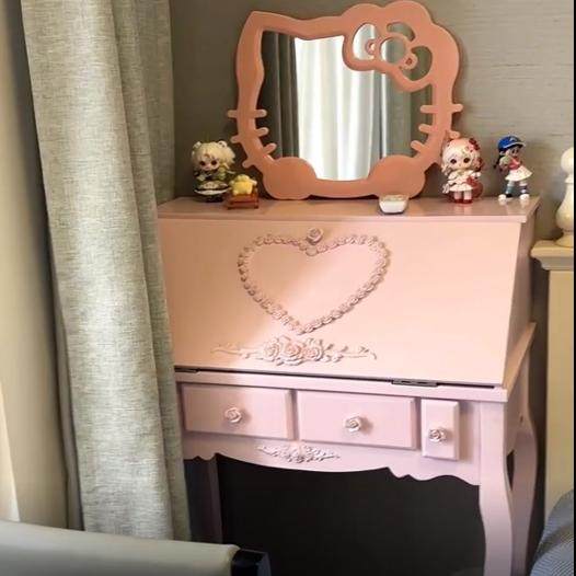 hellokitty化妆柜款简约梳妆台