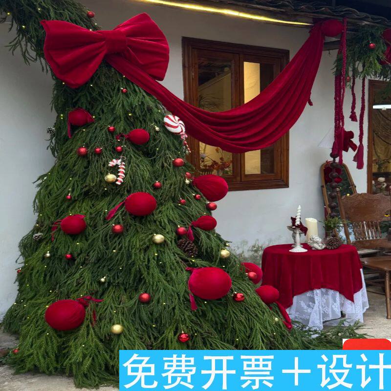 农场乡村小院圣诞橱窗布置歪脖子圣诞树红布绒球装饰红色麻花辫低