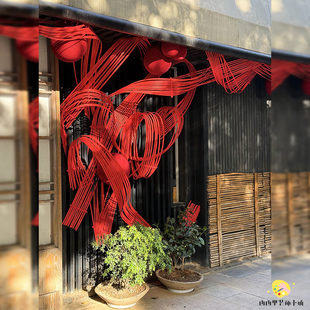 新年店铺门头红色竹排挂饰红色丝绒泡沫球氛围感装饰布置春节装置