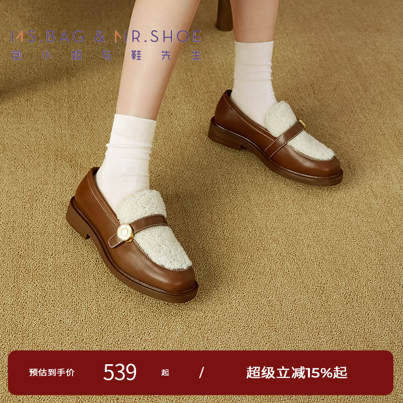 牛皮，皮质柔软细腻，手感光滑且带有油光感