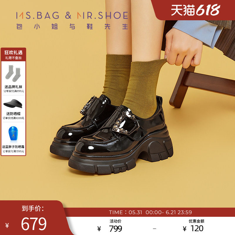 包小姐与鞋先生2026年春季新款漆皮钻扣深口厚底德比鞋女261071