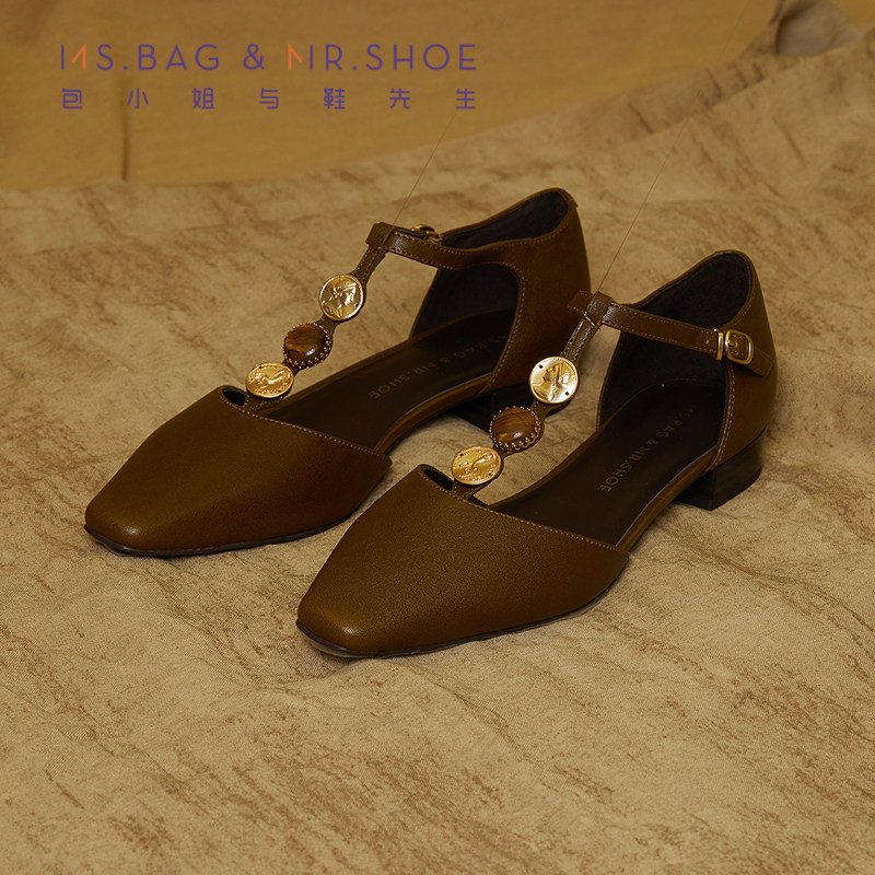 包小姐与鞋先生2026年夏季新款牛皮一字带低跟包头凉鞋26208