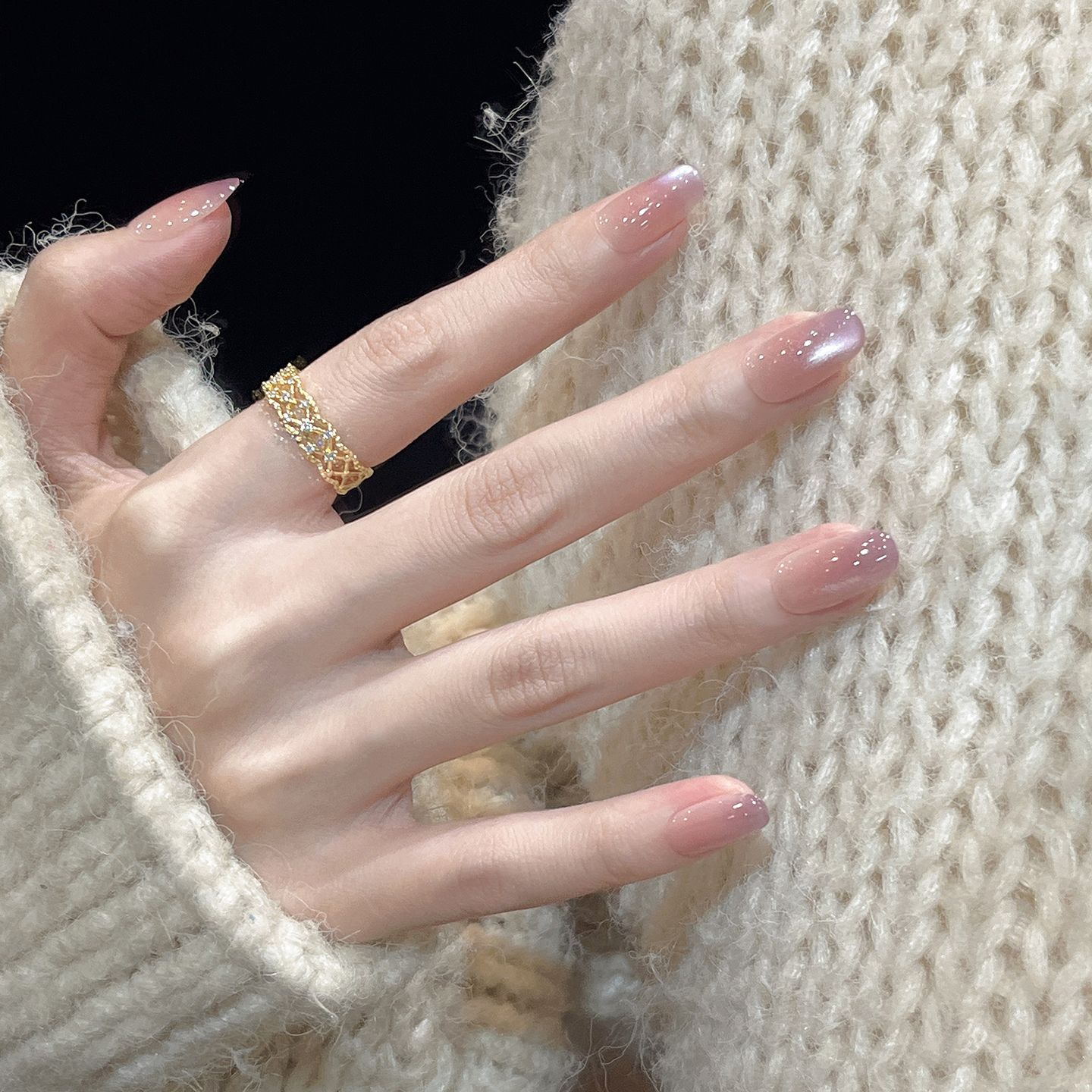 水嘟嘟的淡紫色猫眼温柔显白美甲