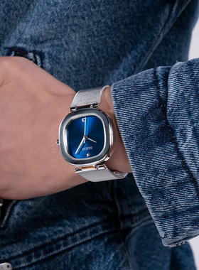 GUESS小方表女士时尚宝蓝色方形轻奢简约银色米兰表带石英腕表