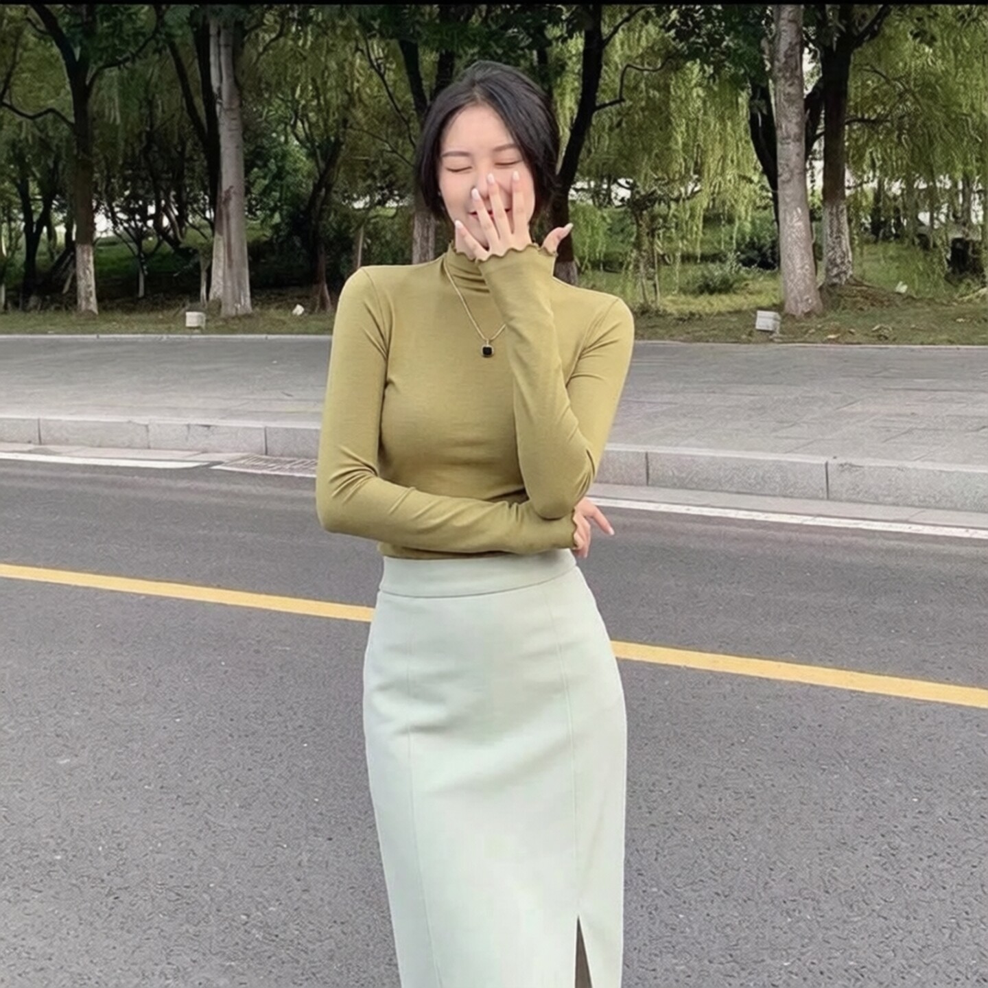 莫代尔半高领木耳边长袖打底衫