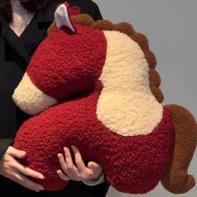 可爱小马抱枕异形毛绒玩偶沙发客厅春节装饰摆件新年车载玩偶靠枕