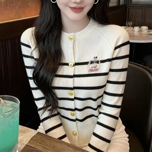 韩系温柔氛围感穿搭撞色条纹针织衫女春秋小熊刺绣圆领毛衣开衫潮
