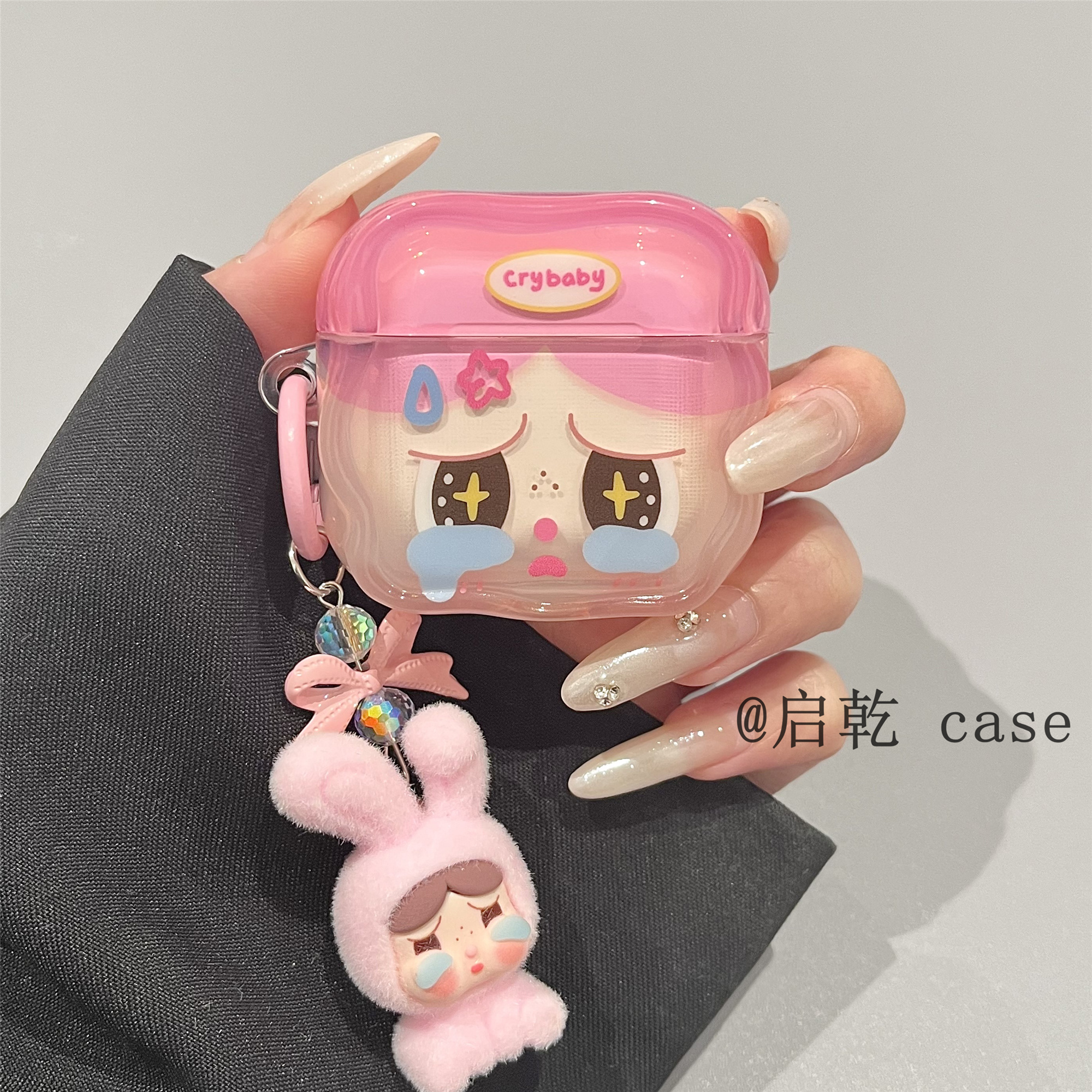 启乾 粉色哭泣女孩挂件Airpods4/3耳机保护壳套2pro二三代新款适用苹果无线蓝牙硅胶软壳少女心可爱卡通趣味