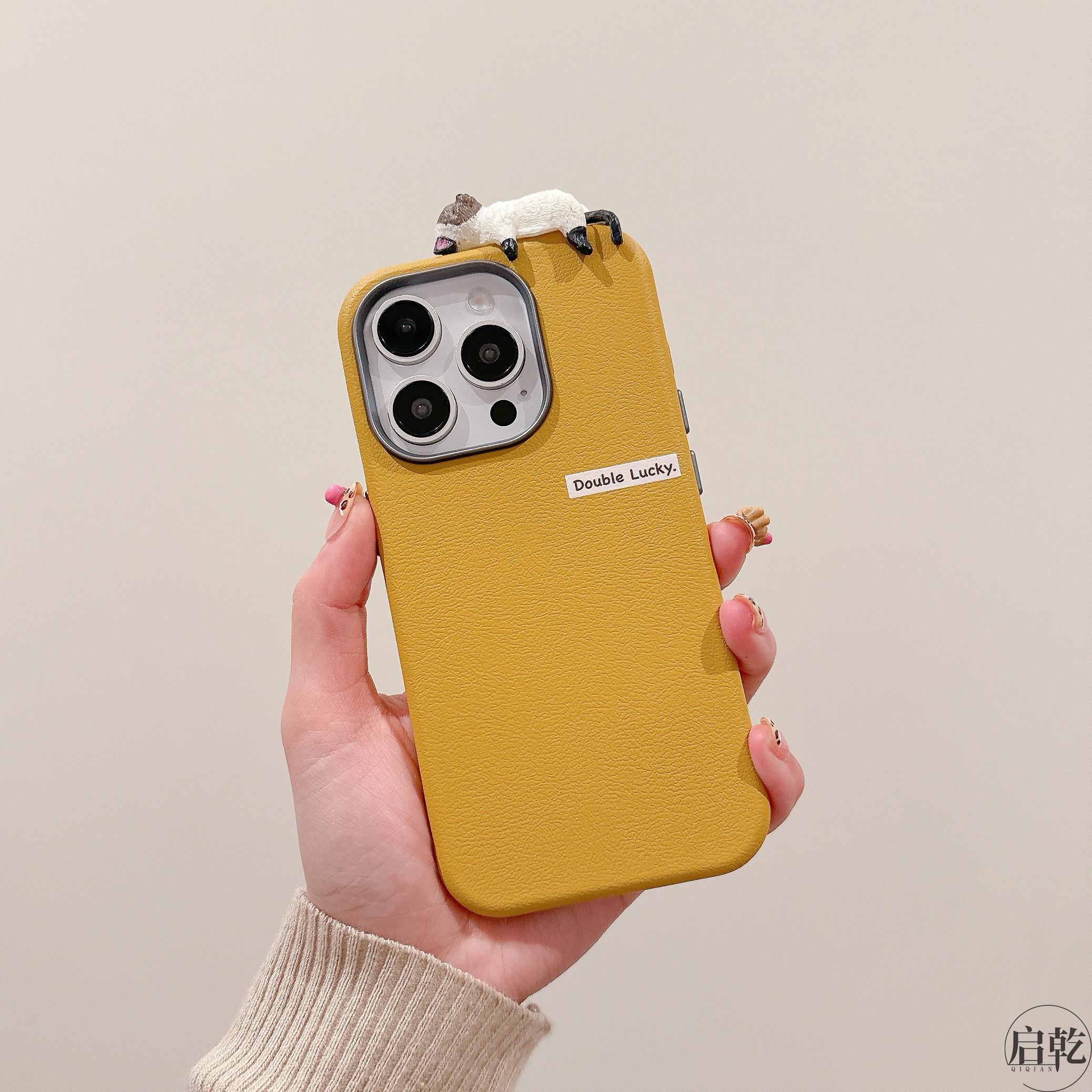 启乾 黄色立体趴趴猫咪iPhone16/15手机壳适用苹果14/13promax皮质硬二合一少女心可爱卡通日韩超火网红新款