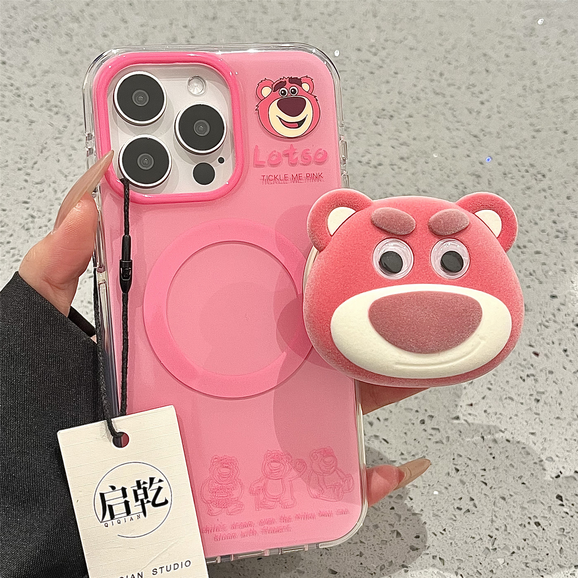 启乾 磁吸壳植绒草莓熊带支架iPhone16/15手机壳适用苹果14/13promax双层硬壳少女心可爱卡通动漫趣味新款