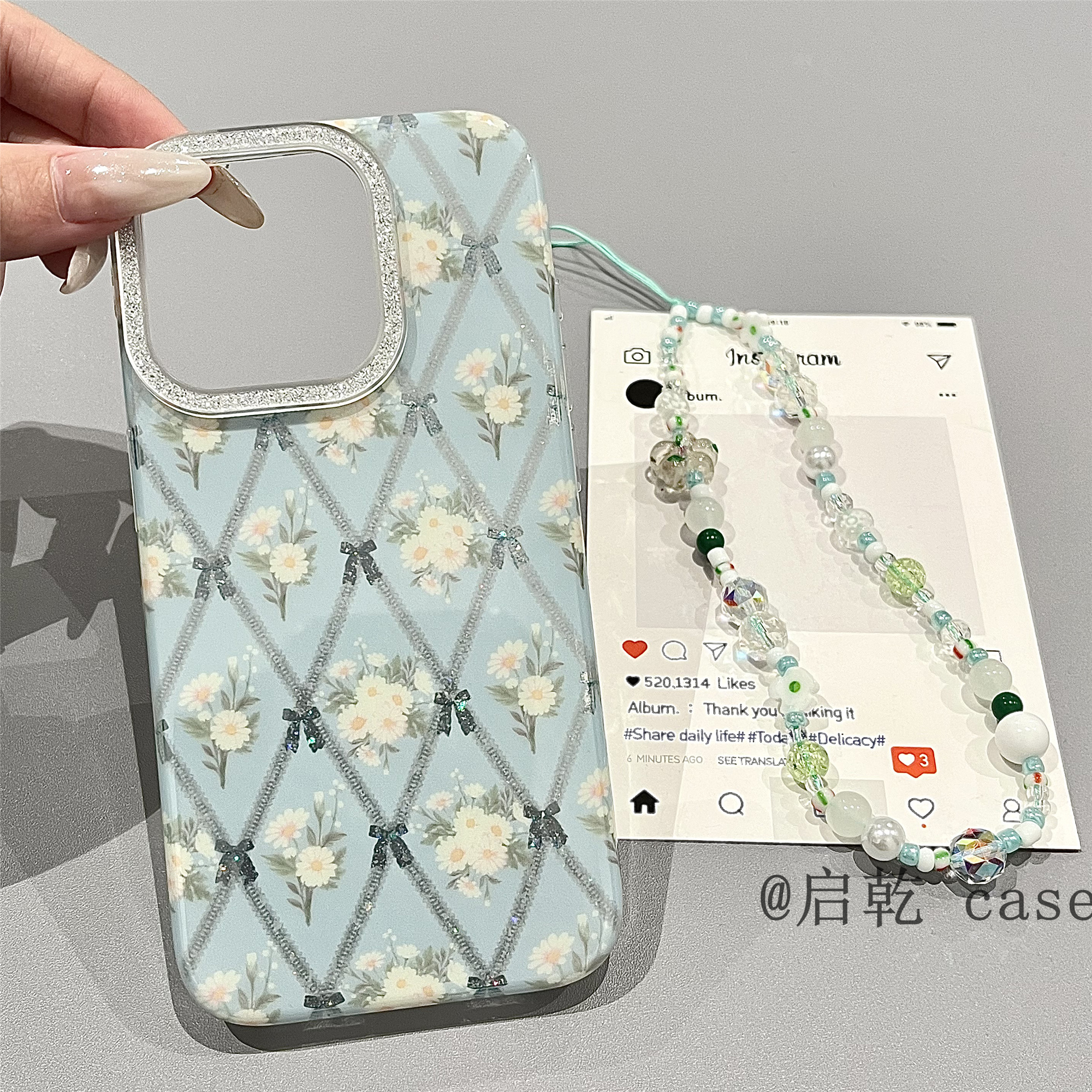 启乾 蓝色菱格花朵蝴蝶结腕带iPhone16/15手机壳适用苹果14/13promax双层硬壳少女心小清新小众日韩新款夏天