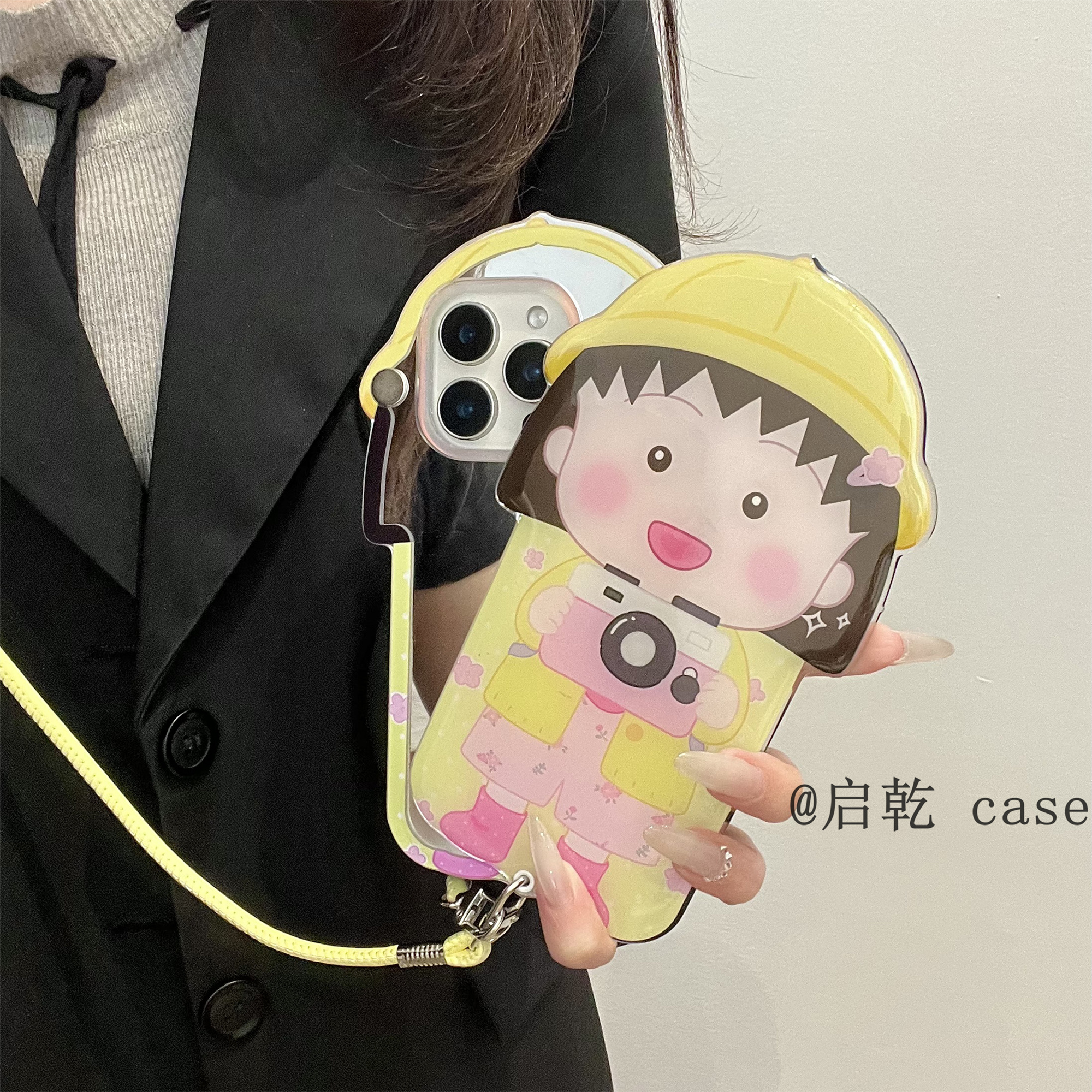 启乾 可背斜挎背包式iPhone16/15手机壳适用苹果14/13promax硬壳滑盖镜面小丸子可爱卡通链条挂绳新款镜子女